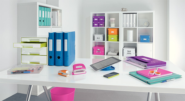 Zářivě barevná kancelář plná Leitz WoW produktů